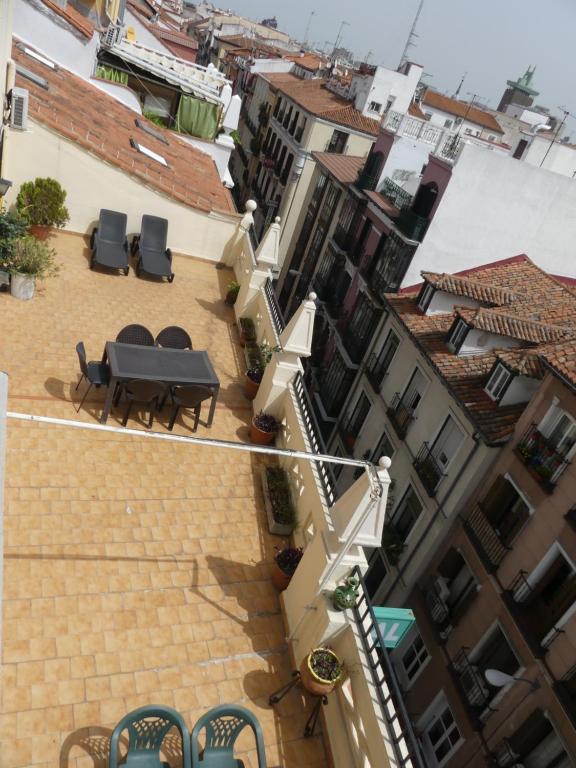 马德里美洲旅馆的阳台配有桌椅和建筑