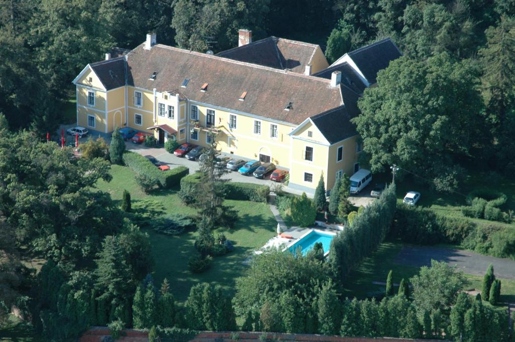 Sitke希特凯城堡旅馆的享有带游泳池的大房子的空中景致