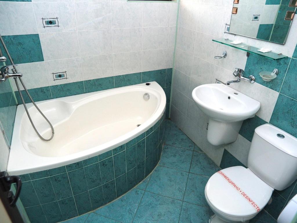 维丁依奥斯酒店的带浴缸、卫生间和盥洗盆的浴室