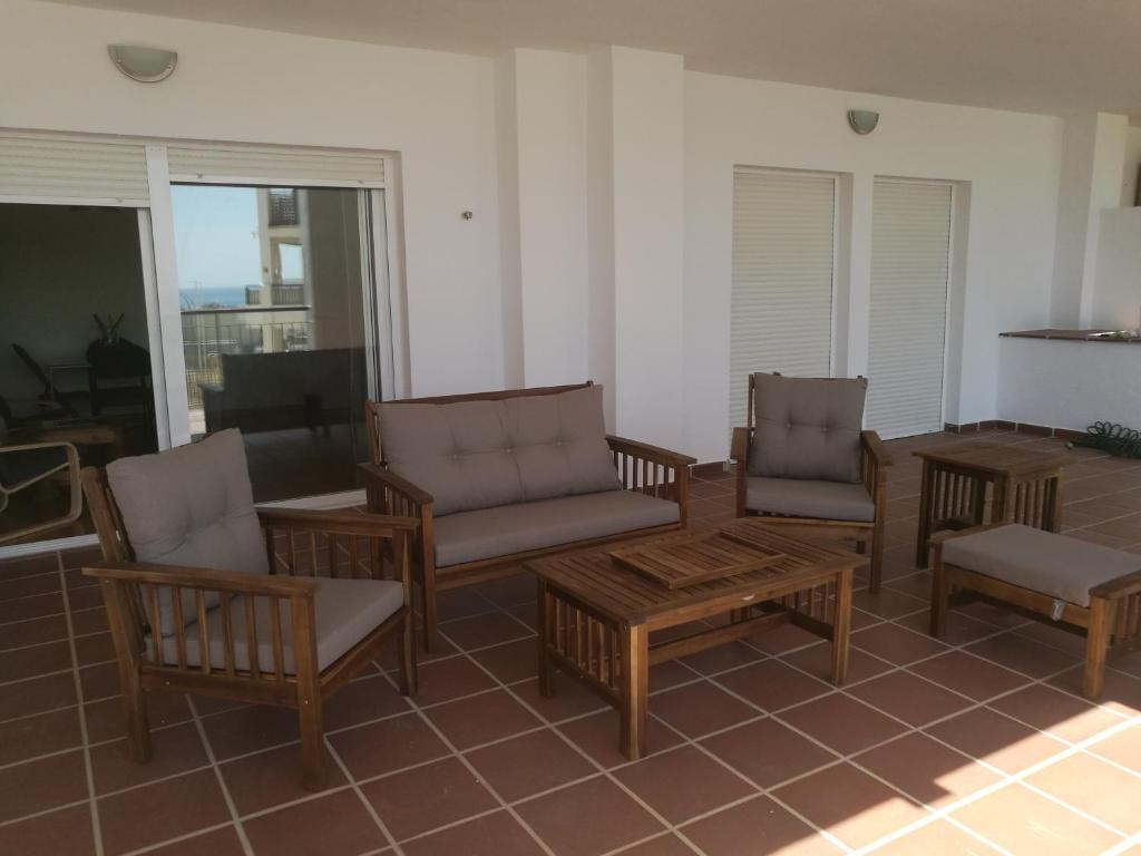 Apartamento cercano a la playa con gran terraza的休息区