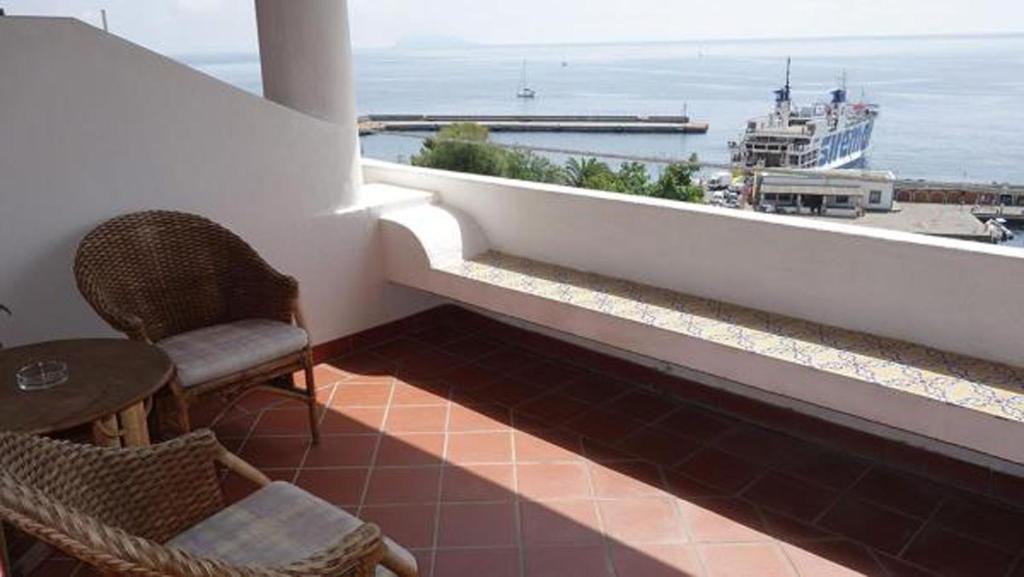 圣马里纳萨利纳Hotel Bellavista的享有大海和船只美景的阳台