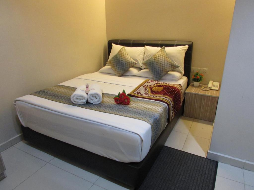 吉隆坡萨弗里酒店的一间卧室,床上放着两只动物