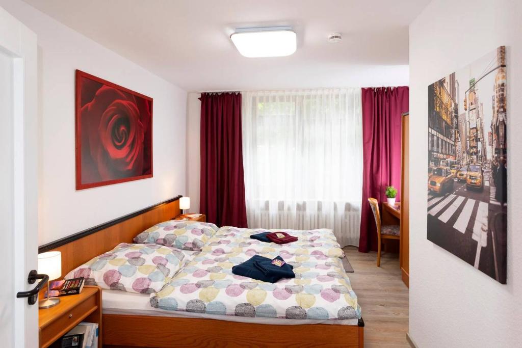 Ober-HambachPanoramablick Appartement - traumhaft!的一间卧室配有一张床、一张桌子和一个窗户。