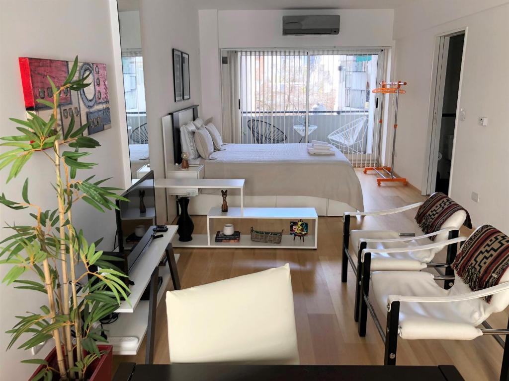 布宜诺斯艾利斯Petite Maison的卧室配有一张床和一张桌子及椅子