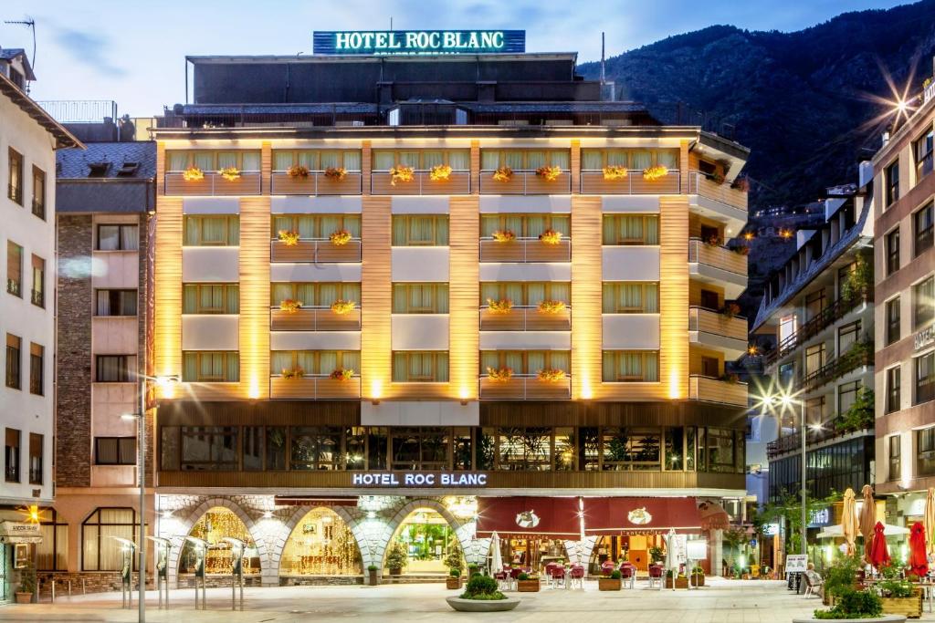 安道尔城Roc Blanc Hotel & Spa的一座酒店大楼,上面有标志