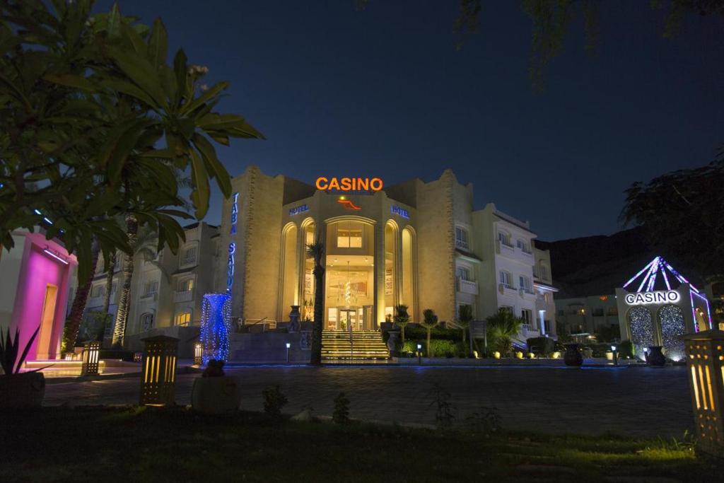 塔巴Taba Sands Hotel & Casino - Adult Only的一座晚上在上面有马戏团标志的建筑