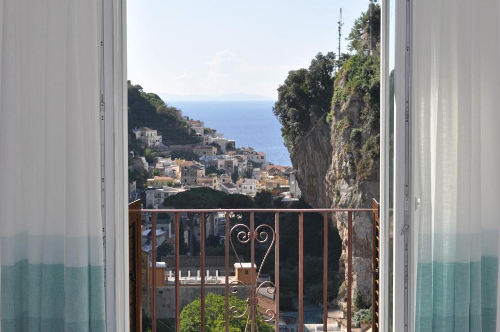 阿马尔菲Via Paradiso的享有海景的开放式窗户