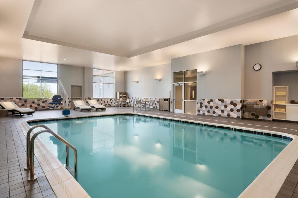 尼亚加拉瀑布尼亚加拉瀑布凯悦酒店的游泳池位于酒店带椅子的房间内