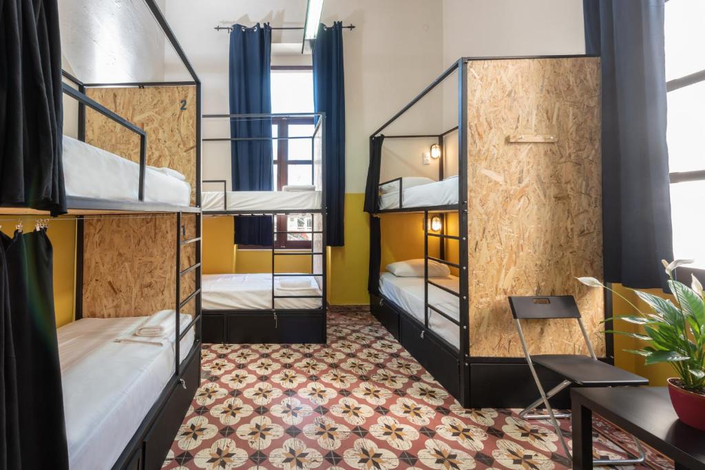 海若克利欧Intra Muros Hostel的宿舍,房间带双层床