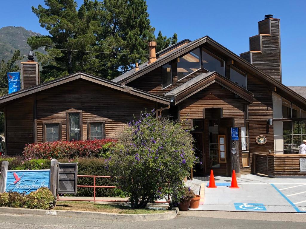 米尔谷Mountain Home Inn的前面有橙色锥形的木屋