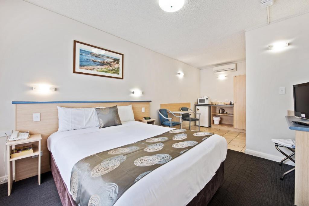 阿德莱德277号迎宾酒店的酒店客房设有一张大床和一台电视机。