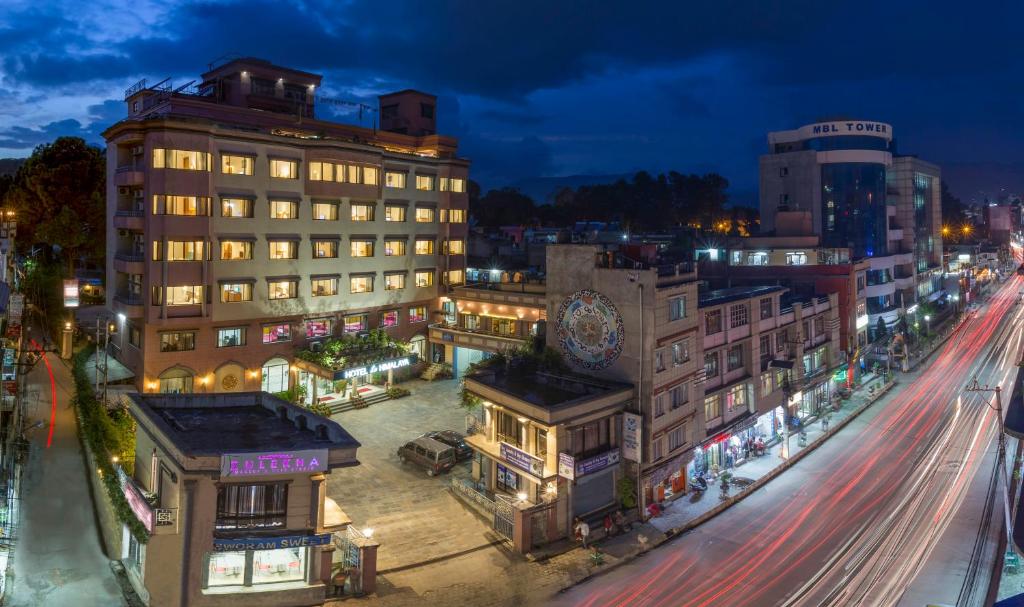 加德满都Hotel Le Himalaya by Best Resort Nepal的街道上交通的夜间城市