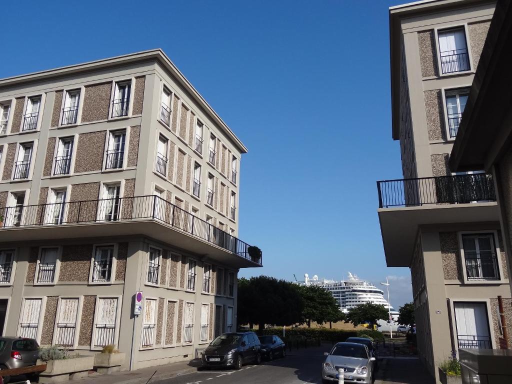 勒阿弗尔Le Perret的公寓大楼前面设有停车位。