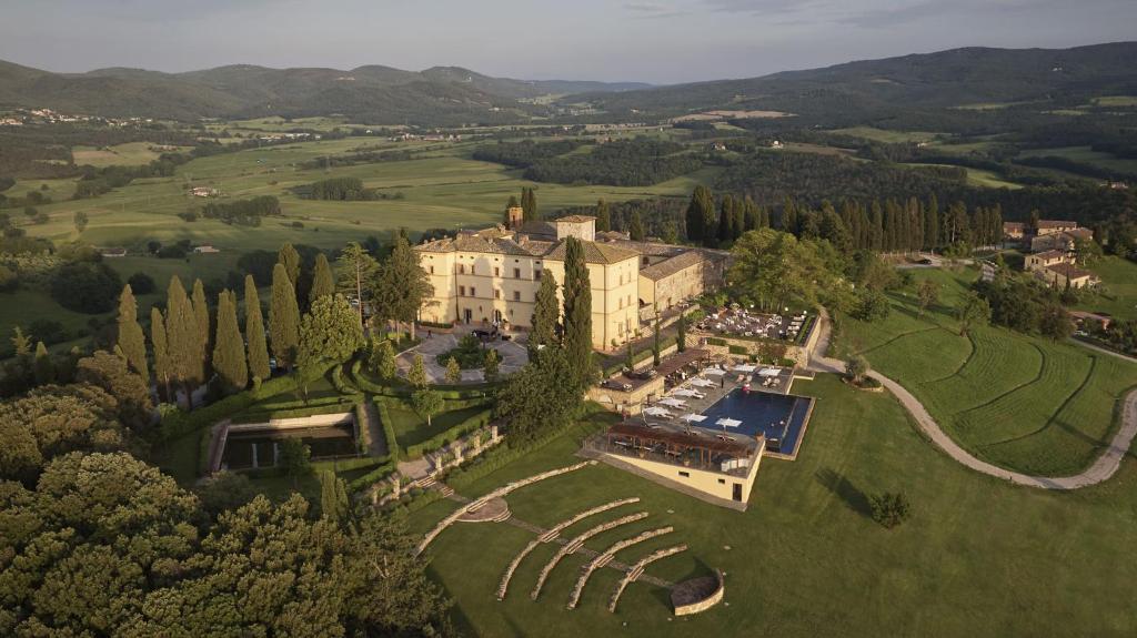 卡索莱德尔萨Castello di Casole, A Belmond Hotel, Tuscany的空中视野大楼在野外