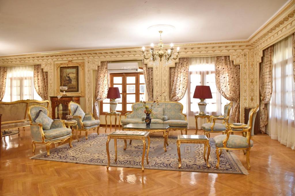 十月六日城Royal Residence Families Only的客厅配有椅子和桌子