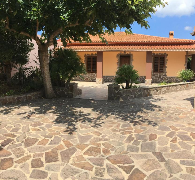 圣塔·马里亚·迪·帕尔玛villamorus的一座有树和石头车道的房子