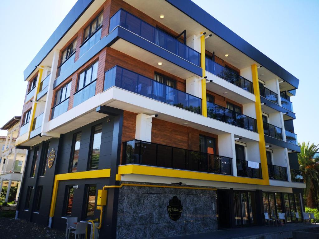 萨姆松Deluxe Beach Residence的公寓大楼拥有蓝色和黄色色调