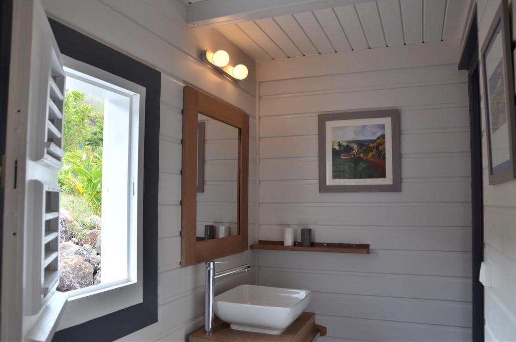 下岛Les Hauts de la Baie的一间带水槽和窗户的浴室