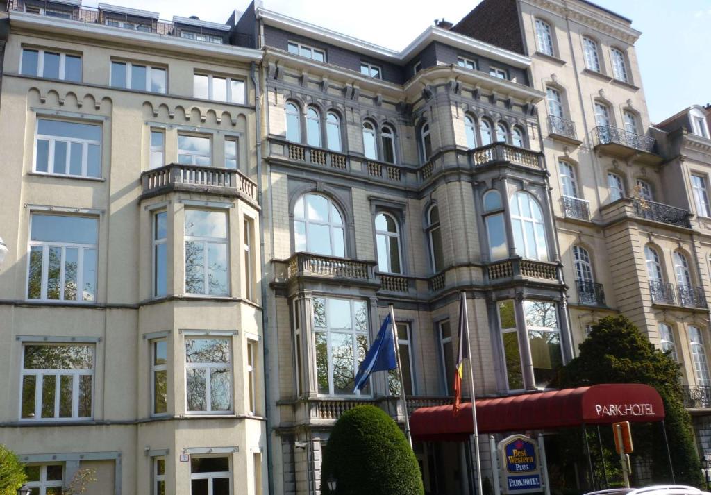布鲁塞尔布鲁塞尔贝斯特韦斯特普拉斯帕克酒店的前面有旗帜的大建筑