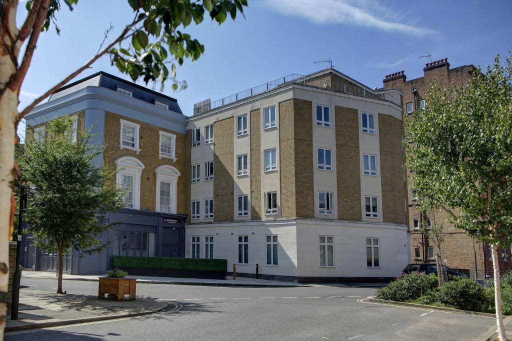 伦敦沃克斯豪尔贝斯特韦斯特优质酒店的街道上两栋相邻的建筑