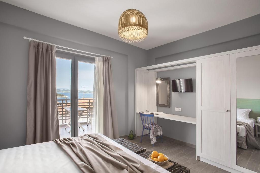 阿莫利亚尼岛Nissos Rooms Ammouliani的一间卧室设有一张床,享有海景