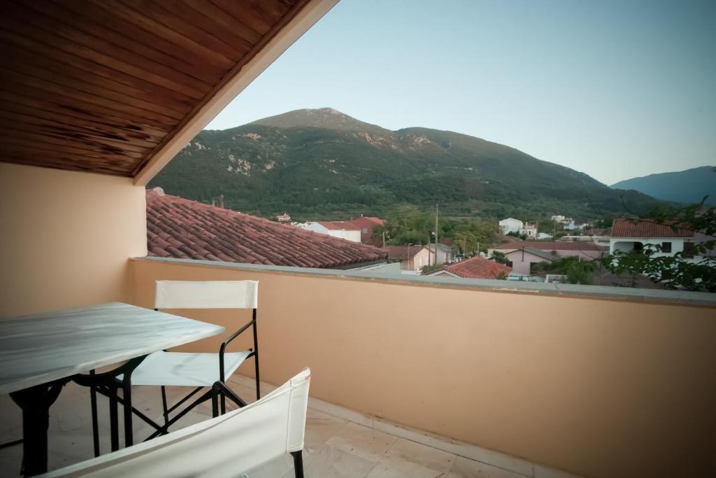 萨米斯缇格亚公寓酒店的阳台配有桌椅,享有山景。