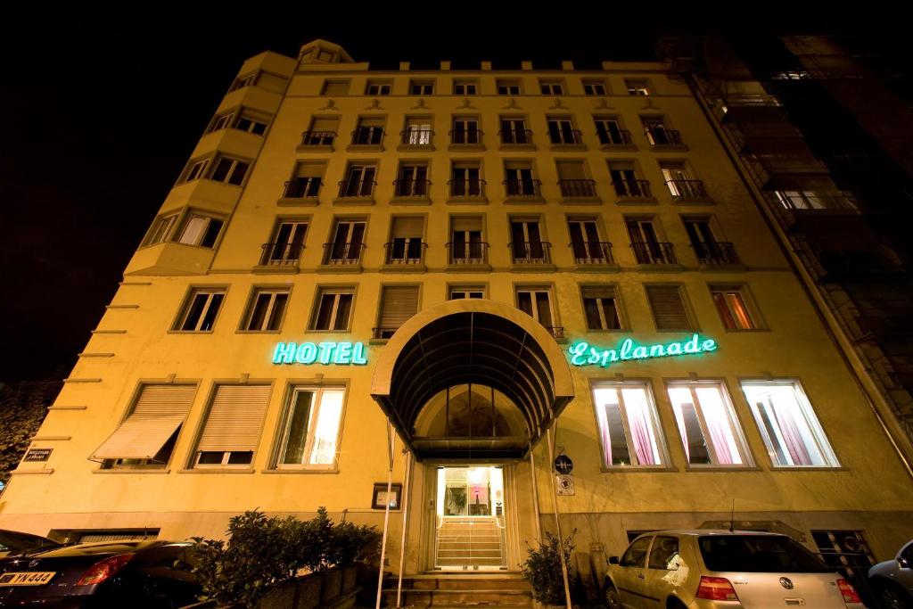 斯特拉斯堡Hotel Esplanade的前面有酒店标志的建筑