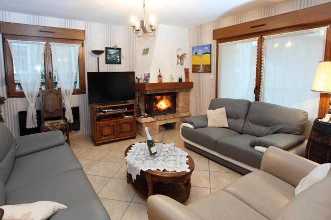 DormansLa Pousada的客厅设有两张沙发和一个壁炉