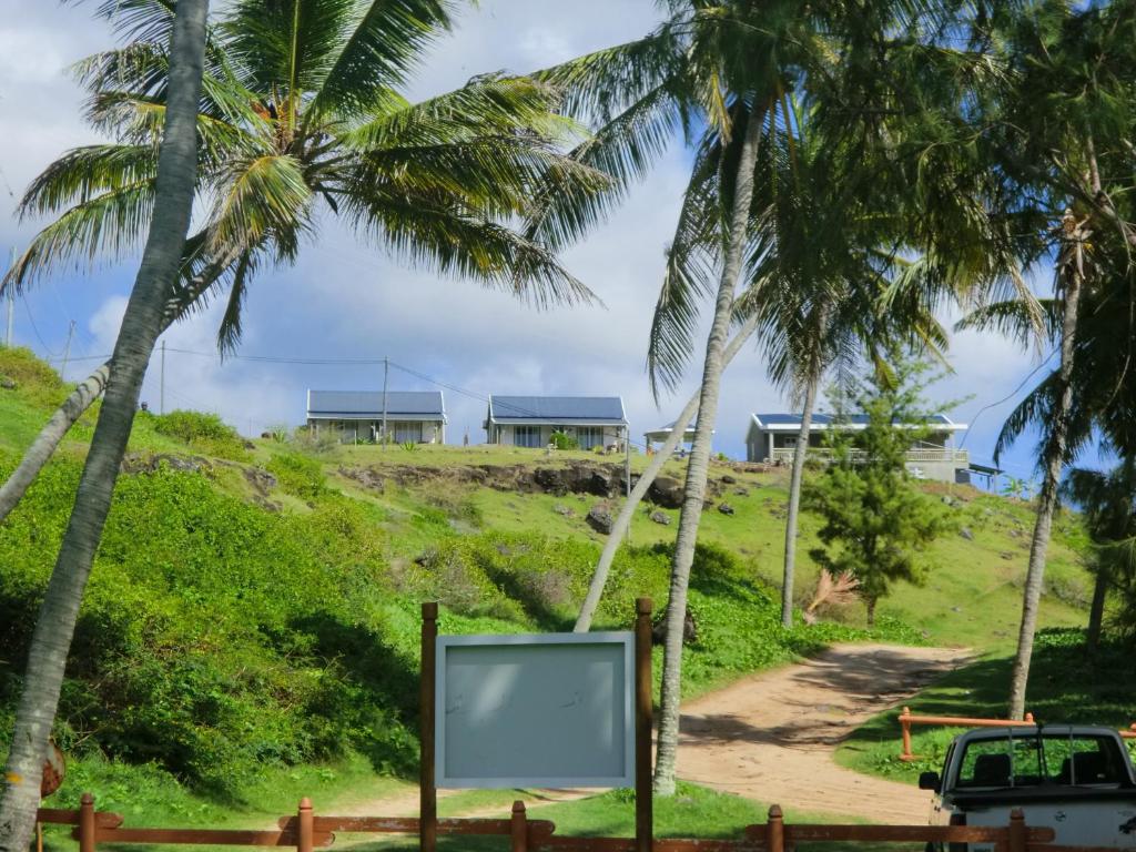 Rodrigues IslandGite Patriko的棕榈树土路上的标志