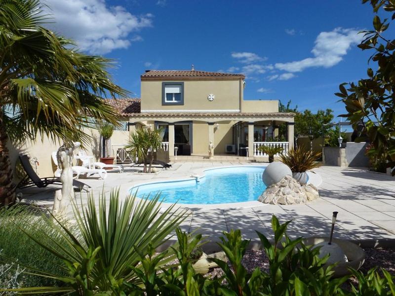 波尔蒂拉盖Villa Manet Portiragnes的房屋前有游泳池的房子