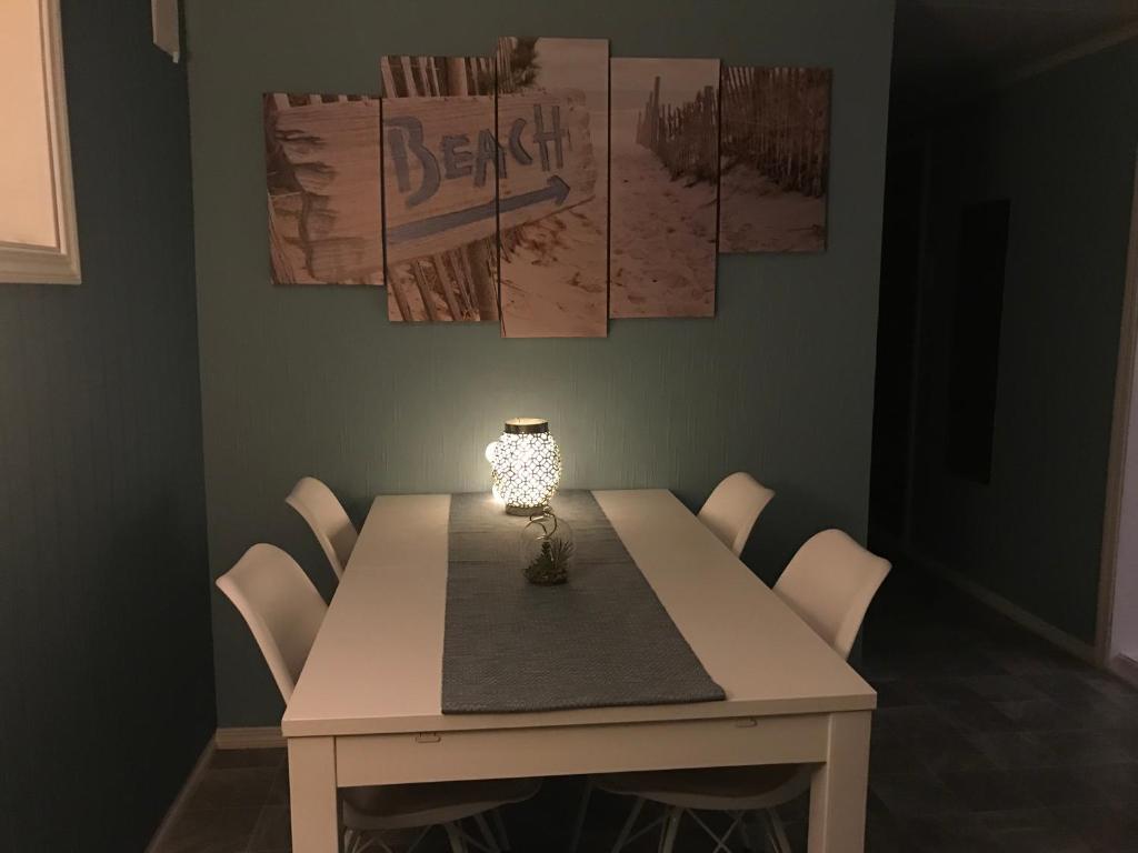 莱克内斯Beautiful apartment in central Leknes的餐桌、椅子和灯
