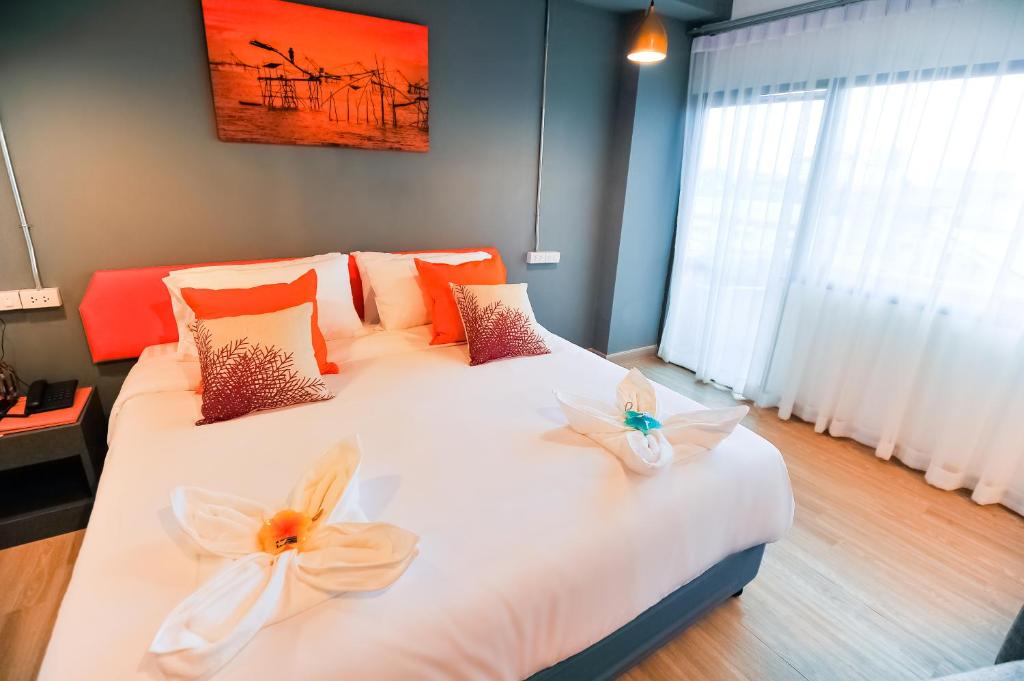 南芭堤雅7 Days Premium Hotel Pattaya的一间卧室,配有一张带两个弓的床