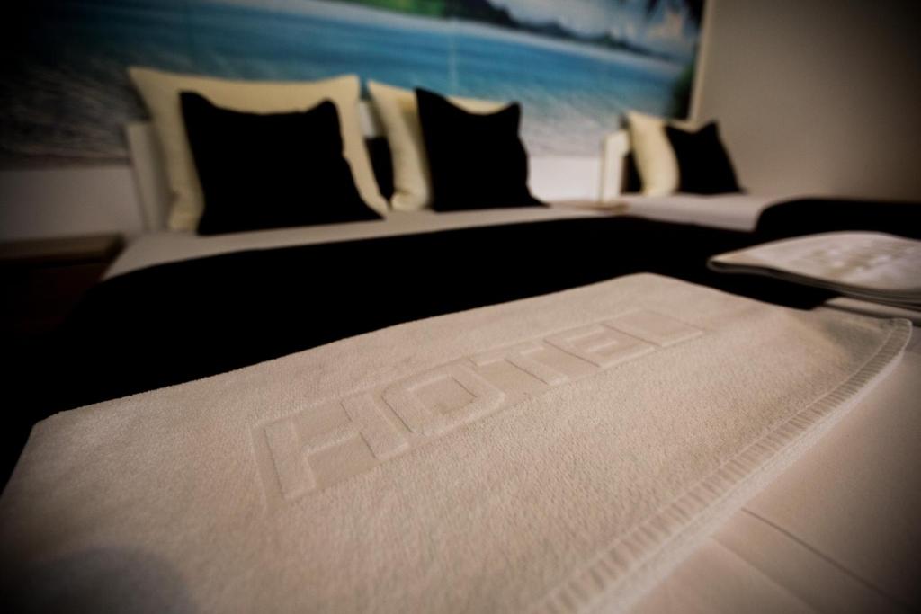 莫斯塔尔奥拉汽车旅馆的配有枕头的客房内的两张床