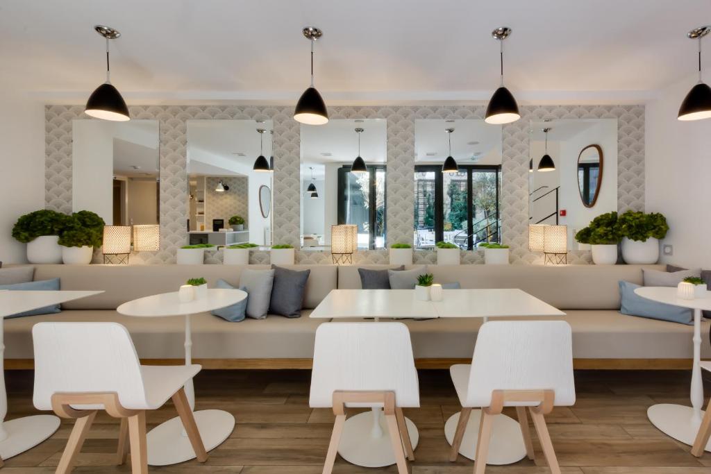 滨海图维列莱斯2别墅酒店的一间设有白色桌子和白色椅子的餐厅