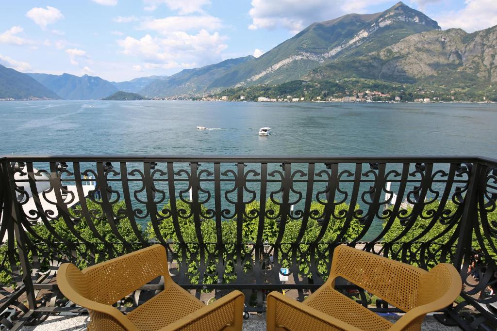 贝拉吉奥palazzo barindelli suite verde的阳台配有椅子,享有水景