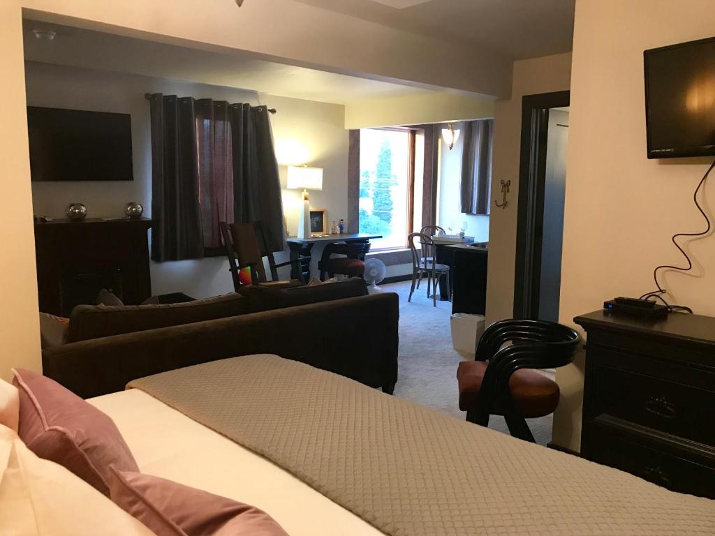 阿夫顿科特小屋酒店的酒店客房设有床和客厅。