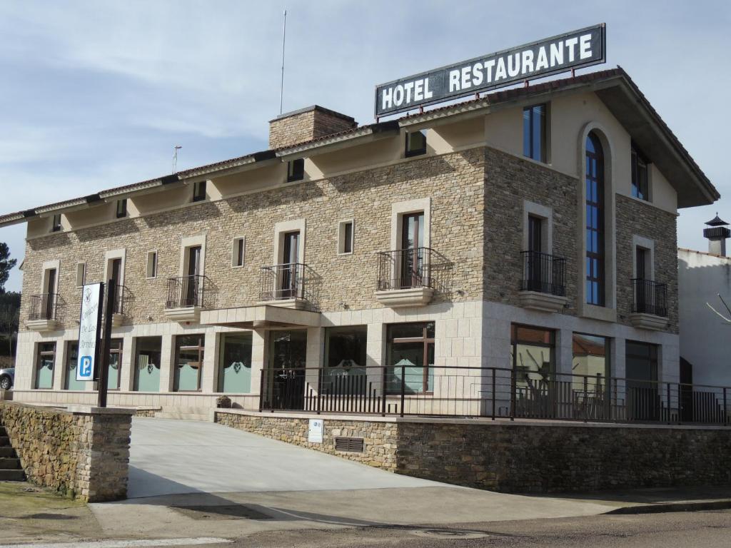 阿尔德亚达维拉德拉里韦拉Hotel Rural Corazón de las Arribes的一座大砖砌建筑,上面有标志