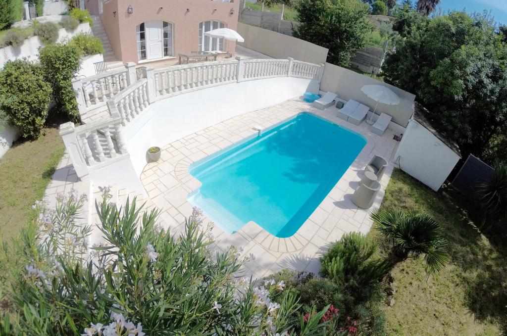 La Roquette-sur-SiagneLa Maisonnette du Clos的别墅内游泳池的空中景致
