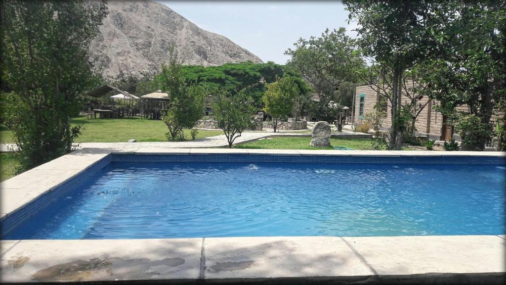 卢那欢纳Refugio de Santiago Ecolodge的一座山地游泳池