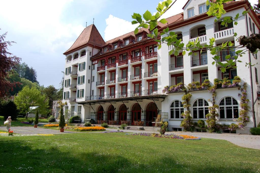 因特拉肯马腾霍夫度假村酒店的前面有绿色草坪的大建筑