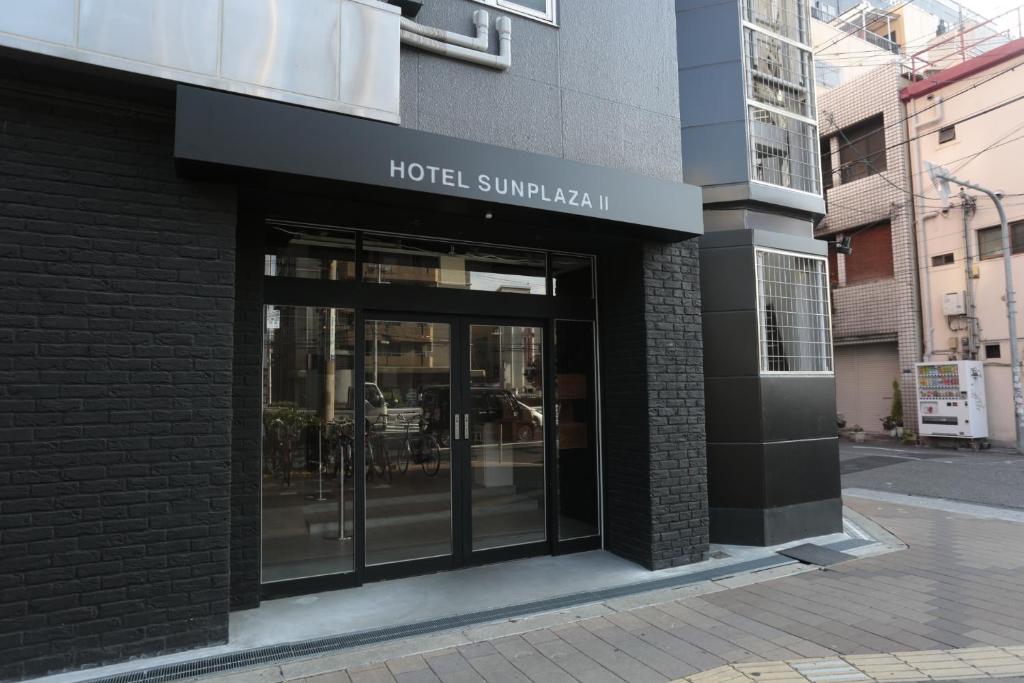 大阪太阳广场2号酒店的大楼内带玻璃门的酒店入口