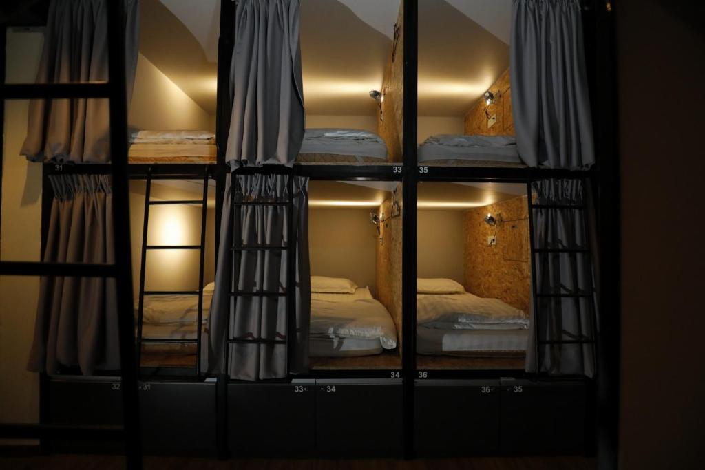 金马仑高原斯里普伯克斯酒店的镜子中带两张床的房间的反射
