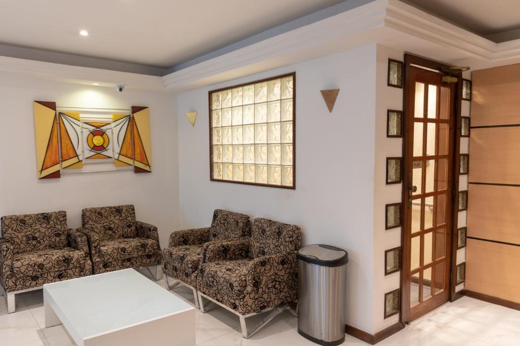 萨尔瓦多Hotel Plaza Campo Grande的客厅配有两把椅子和窗户