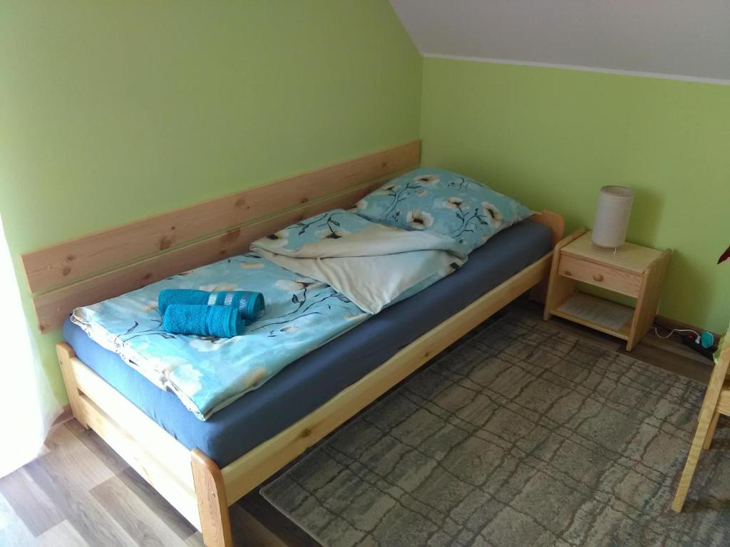 别尔斯克-比亚拉Apartment Helena的一间小卧室,配有一张蓝色床单