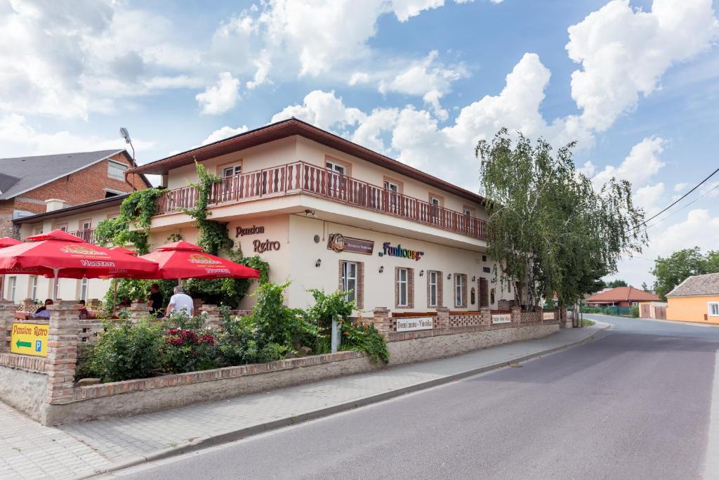 Vrbovec弗尔博韦茨酒店的街道边有红伞的建筑