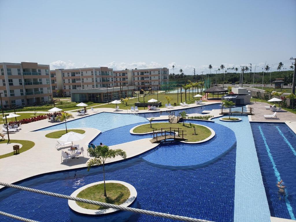 嘎林海斯港Flat Clube Porto Galinhas的度假村内一个蓝色的大泳池