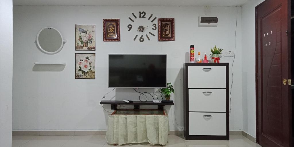 峇六拜纳德拉小屋民宿的一间客厅,客厅的白色墙壁上配有电视
