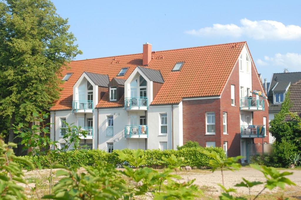 博尔滕哈根FeWo 7 im "Haus am Meer"的一排红色屋顶的房屋