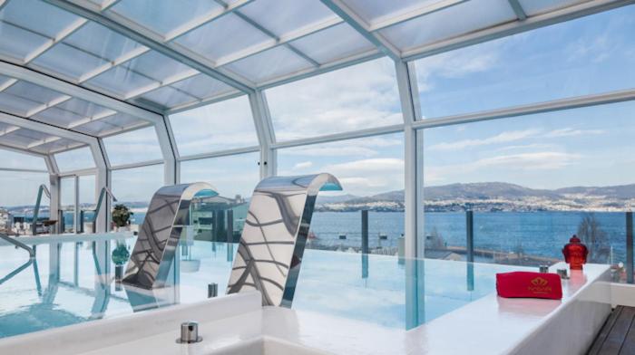 维戈纳加里精品水疗大酒店的享有水景的大型玻璃建筑