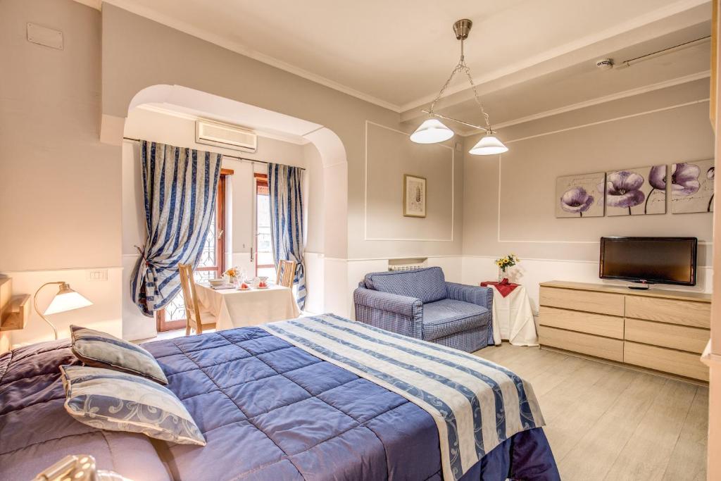 罗马芒格里亚公寓式酒店的一间卧室配有一张床、一把椅子和电视